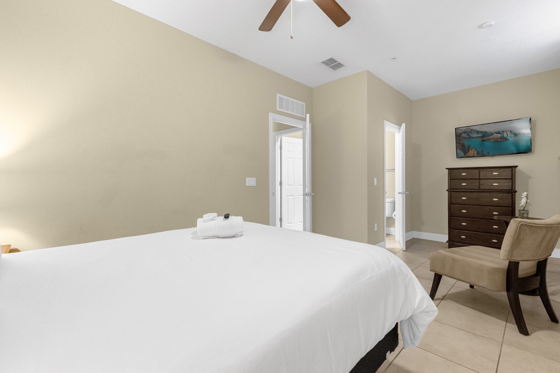 Queen bedroom with ensuite bath access